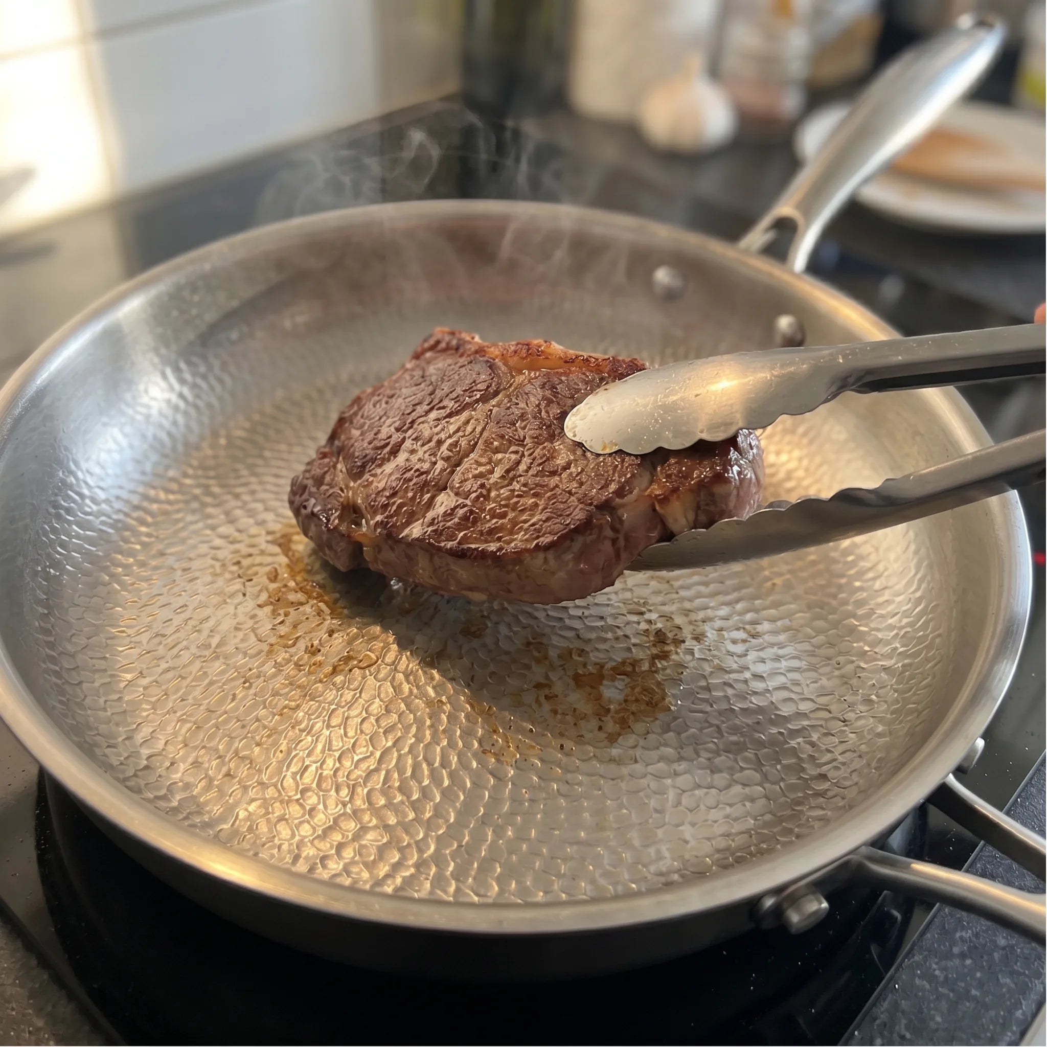 Das Steak klebt fest. Bis die Kruste steht.