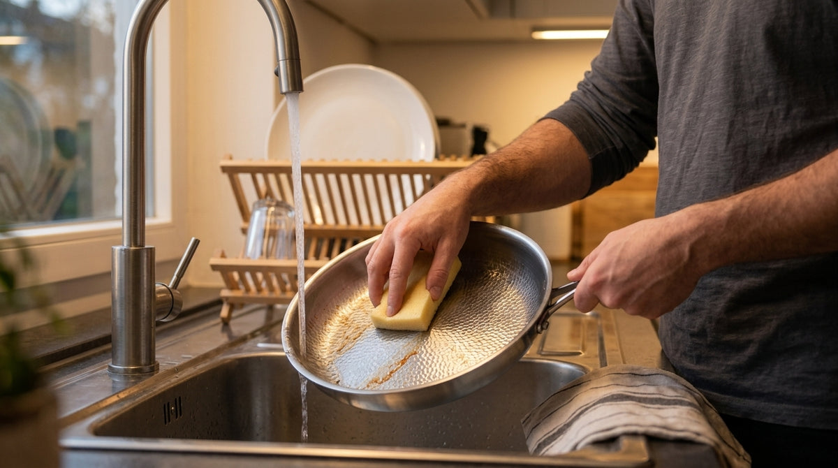 Easy cleaning of the TitaniumPro pan with a sponge